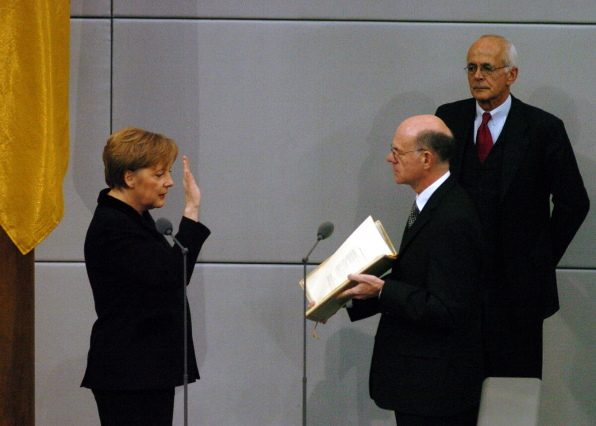Lammert, Norbert; Merkel, Angela; Zeh, Wolfgang Die vom Bundestag gewählte Bundeskanzlerin, Dr. Angela Merkel, CDU, (li.), leistet vor dem Parlament und dem Bundestagspräsidenten, Dr. Norbert Lammert, CDU, (re.)  ihren Amtseid. Hinter dem Bundestagspräsidenten Dr. Wolfgang Zeh, Direktor beim Deutschen Bundestag.; Geste, Eid, Kanzlerin
