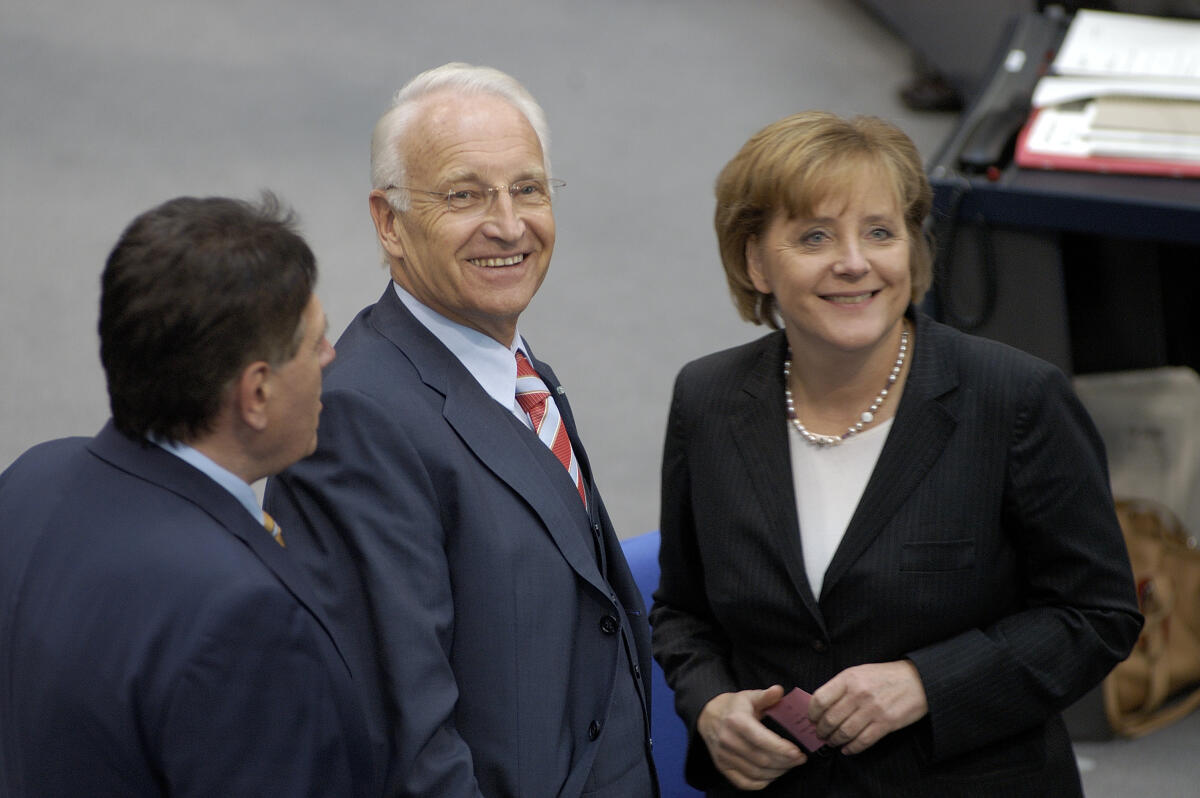 Konstituierende Sitzung des 16. Deutschen Bundestages; Dr. Edmund Stoiber, CSU, und die Fraktionsvorsitzende Dr. Angela Merkel, CDU. Michael Glos, CSU, links.; Abgeordnete, MdB, CDU/CSU-Fraktion Stoiber, Edmund; Merkel, Angela Konstituierende Sitzung des 16. Deutschen Bundestages; Dr. Edmund Stoiber, CSU, und die Fraktionsvorsitzende Dr. Angela Merkel, CDU. Michael Glos, CSU, links.; Abgeordnete, MdB, CDU/CSU-Fraktion