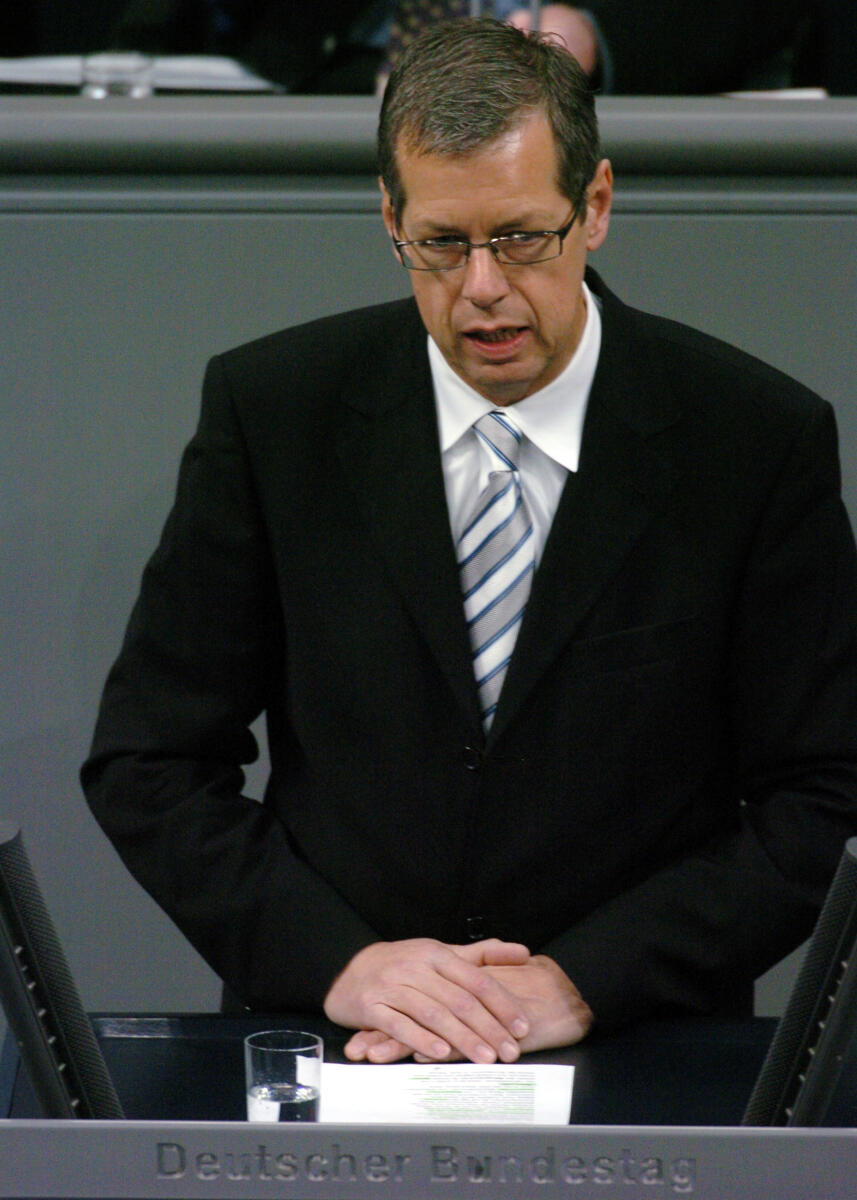 Robbe, Reinhold Jahresbericht des Wehrbeauftragten 2004, Deutscher Bundestag, TOP 12, Rede, Wehrbeauftragter des Deutschen Bundestag, Reinhold Robbe, SPD.; Rednerpult.