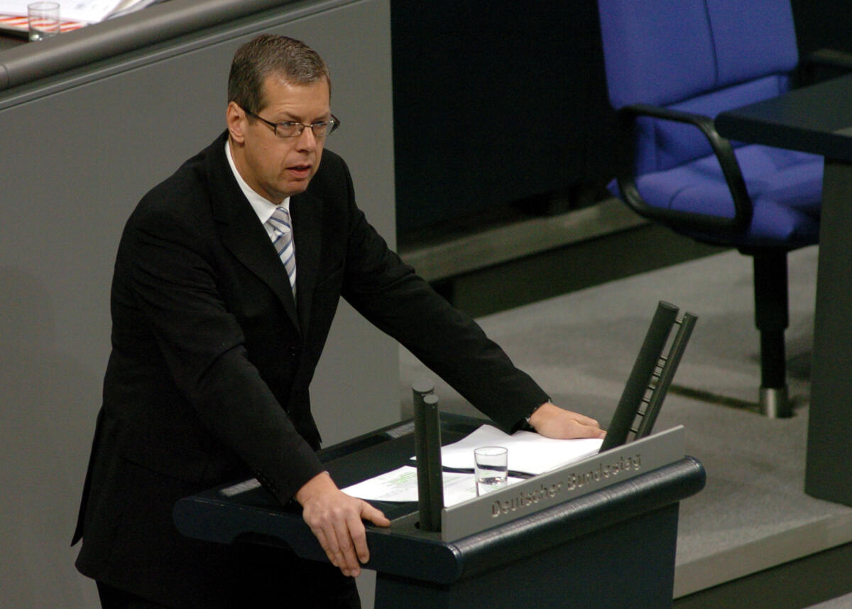 Robbe, Reinhold Jahresbericht des Wehrbeauftragten 2004, Deutscher Bundestag, TOP 12, Rede, Wehrbeauftragter des Deutschen Bundestages, Reinhold Robbe, SPD.; Rednerpult.