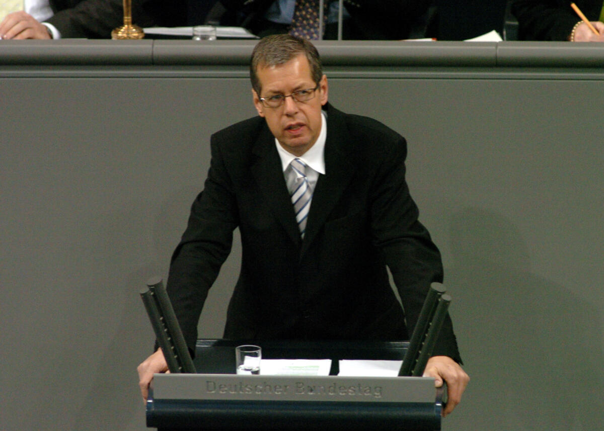 Reinhold Robbe, Wehrbeauftragter des Deutschen Bundestages, SPD, Rede, Deutscher Bundestag, 12. Sitzung, TOP 12, Thema: Jahresbericht des Wehrbeauftragten 2004.
Rednerpult. Robbe, Reinhold Reinhold Robbe, Wehrbeauftragter des Deutschen Bundestages, SPD, Rede, Deutscher Bundestag, 12. Sitzung, TOP 12, Thema: Jahresbericht des Wehrbeauftragten 2004.
Rednerpult.