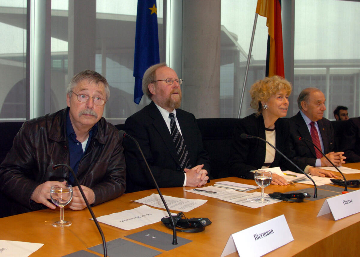 Bundestagspräsident Wolfgang Thierse, SPD, Prof. Gesine Schwan, Wolf Biermann und Prof. Dr. h. c. Arno Lustiger diskutieren während einer Jugendbegegnung mit Jugendlichen nach der Gedenkstunde im Bundestag für die Opfer des Nationalsozialismus zum 60. Jahrestag der Befreiung von Ausschwitz im Europasaal des Paul-Löbe-Hauses.; Jugend, Jugendliche, Diskussion. Biermann, Wolf; Thierse, Wolfgang; Schwan, Gesine; Lustiger, Arno Bundestagspräsident Wolfgang Thierse, SPD, Prof. Gesine Schwan, Wolf Biermann und Prof. Dr. h. c. Arno Lustiger diskutieren während einer Jugendbegegnung mit Jugendlichen nach der Gedenkstunde im Bundestag für die Opfer des Nationalsozialismus zum 60. Jahrestag der Befreiung von Ausschwitz im Europasaal des Paul-Löbe-Hauses.; Jugend, Jugendliche, Diskussion.