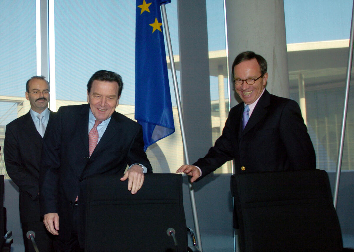 Bundeskanzler Gerhard Schröder, SPD, (links), im Ausschuss für die Angelegenheiten der Europäischen Union des Deutschen Bundestages, mit dem Ausschussvorsitzende Matthias Wissmann, CDU/CSU (rechts).; Ausschuß, Sitzung, Vorsitzender, Gast, Besuch; Ausschuß, Sitzung. Schröder, Gerhard; Wissmann, Matthias Bundeskanzler Gerhard Schröder, SPD, (links), im Ausschuss für die Angelegenheiten der Europäischen Union des Deutschen Bundestages, mit dem Ausschussvorsitzende Matthias Wissmann, CDU/CSU (rechts).; Ausschuß, Sitzung, Vorsitzender, Gast, Besuch; Ausschuß, Sitzung.