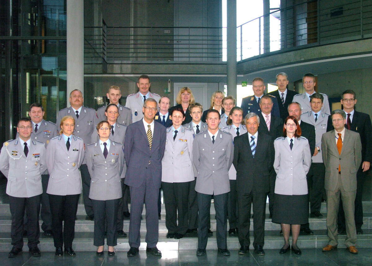 Robbe, Reinhold Gruppenfoto mit den Teilnehmern der jährlichen Informationstagung des Wehrbeauftragten des Deutschen Bundestages, Reinhold Robbe, (1. Reihe, 4.v.li.).