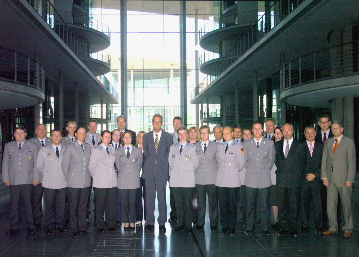 Robbe, Reinhold Gruppenfoto mit den Teilnehmern der jährlichen Informationstagung des Wehrbeauftragten des Deutschen Bundestages, Reinhold Robbe, (12.v.li.).