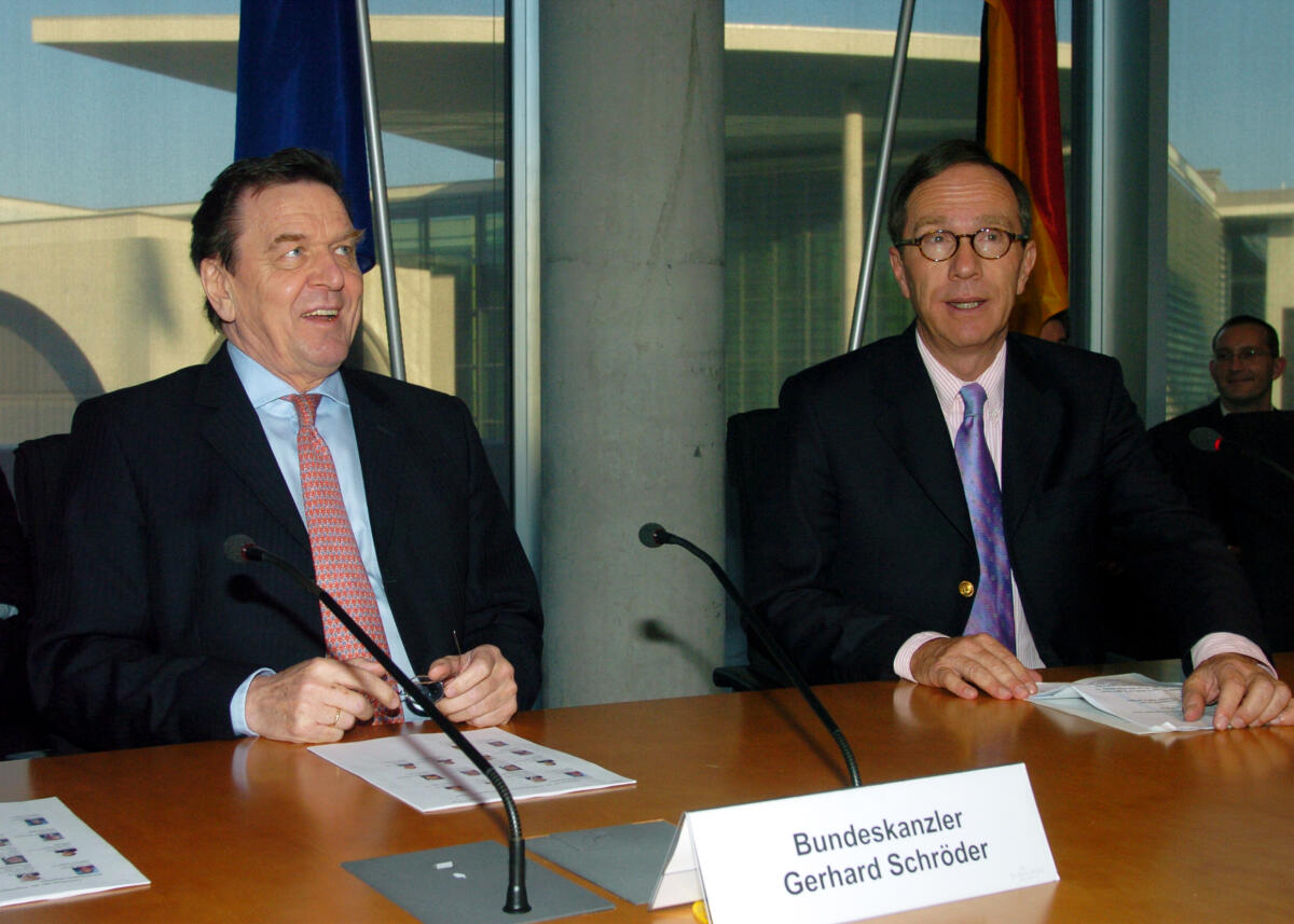 Bundeskanzler Gerhard Schröder, SPD, (links), im Ausschuss für die Angelegenheiten der Europäischen Union des Deutschen Bundestages, mit dem Ausschussvorsitzende Matthias Wissmann, CDU/CSU (rechts).; Ausschuß, Sitzung, Vorsitzender, Gast, Besuch Schröder, Gerhard; Wissmann, Matthias Bundeskanzler Gerhard Schröder, SPD, (links), im Ausschuss für die Angelegenheiten der Europäischen Union des Deutschen Bundestages, mit dem Ausschussvorsitzende Matthias Wissmann, CDU/CSU (rechts).; Ausschuß, Sitzung, Vorsitzender, Gast, Besuch