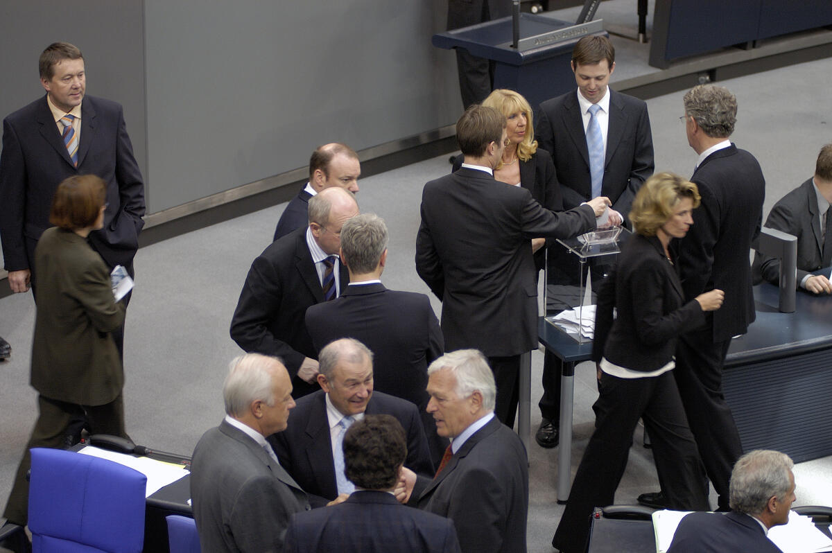 Winterstein, Claudia; Silberhorn, Thomas Konstituierende Sitzung des 16. Deutschen Bundestages; Dr. Claudia Winterstein, FDP (3.v.re.) und Thomas Silberhorn, CDU/CSU, (2.v.re.) an der Wahlurne.; Abgeordnete, MdB, CDU/CSU-Fraktion. Wahl.