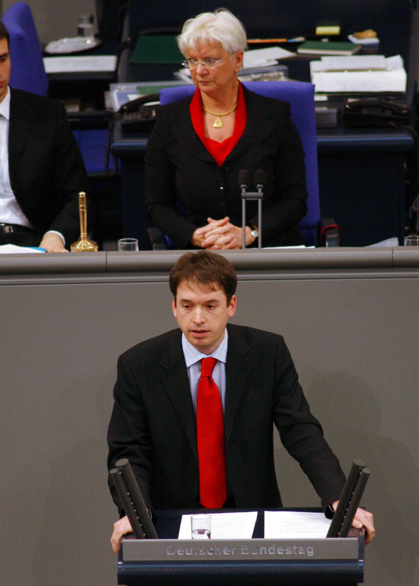 Annen, Niels; Hasselfeldt, Gerda Niels Annen, MdB, SPD, Rede, Deutscher Bundestag, 24.Sitzung, ZP1, Thema: Akt. Std, Bündnis 90/Die Grünen, Rechtsextremismus. Vorsitz: Bundestagsvizepräsidentin Gerda Hasselfeldt, CDU/CSU.; Rednerpult