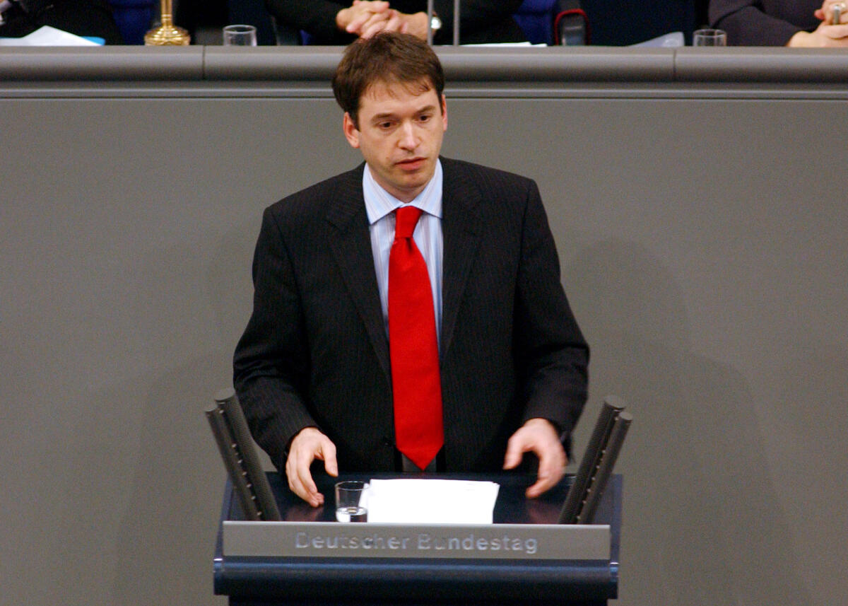 Niels Annen, MdB, SPD, Rede, Deutscher Bundestag, 24.Sitzung, ZP1, Thema: Akt. Std, Bündnis 90/Die Grünen, Rechtsextremismus.; Rednerpult Annen, Niels Niels Annen, MdB, SPD, Rede, Deutscher Bundestag, 24.Sitzung, ZP1, Thema: Akt. Std, Bündnis 90/Die Grünen, Rechtsextremismus.; Rednerpult