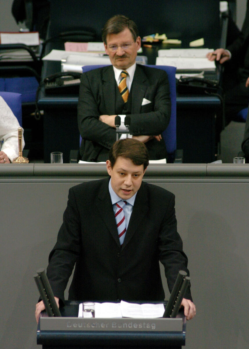 Philipp Mißfelder, MdB, CDU/CSU, Rede Deutscher Bundestag, 19. Sitzung, TOP5, Thema: Energieversorgung. Vorsitz: Bundestagsvizepräsident Dr. Hermann Otto Solms, FDP.; Rednerpult. Mißfelder, Philipp; Solms, Hermann Otto Philipp Mißfelder, MdB, CDU/CSU, Rede Deutscher Bundestag, 19. Sitzung, TOP5, Thema: Energieversorgung. Vorsitz: Bundestagsvizepräsident Dr. Hermann Otto Solms, FDP.; Rednerpult.