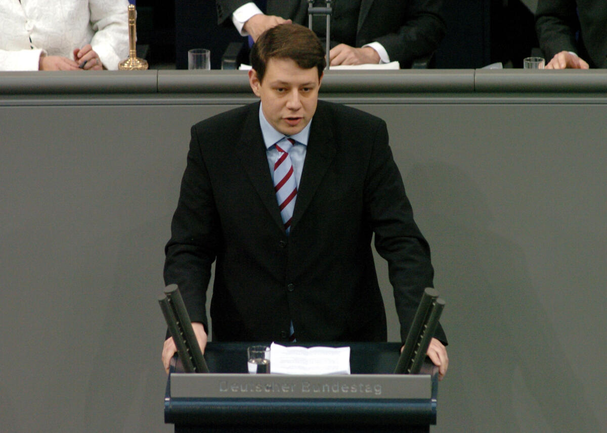 Philipp Mißfelder, MdB, CDU/CSU, Rede Deutscher Bundestag, 19. Sitzung, TOP5, Thema: Energieversorgung.
Rednerpult. Mißfelder, Philipp Philipp Mißfelder, MdB, CDU/CSU, Rede Deutscher Bundestag, 19. Sitzung, TOP5, Thema: Energieversorgung.
Rednerpult.