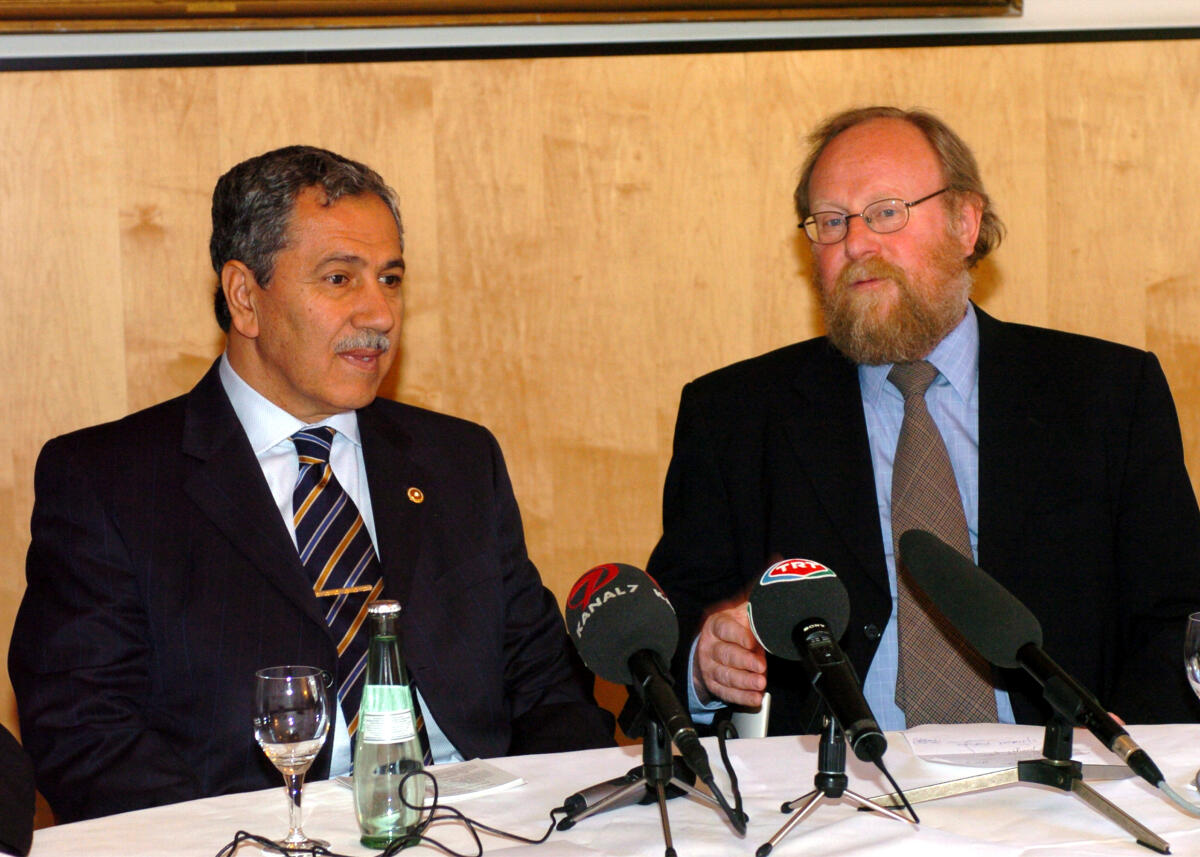 Arinc, Bülent; Thierse, Wolfgang Bundestagspräsident Wolfgang Thierse, SPD,und der Parlamentspräsident der Grossen Nationalversammlung der Türkei, Buelent Arinc, geben eine gemeinsame Pressekonferenz