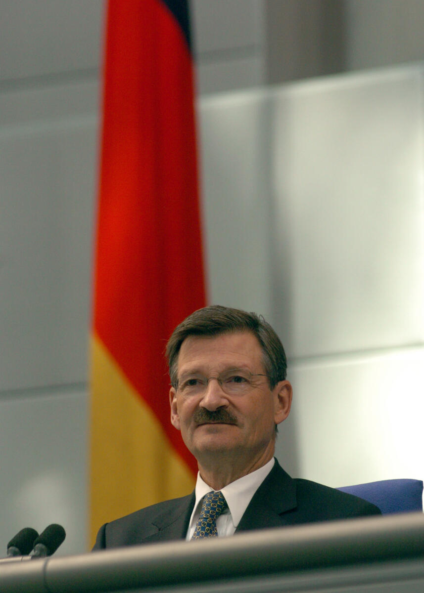 Bundestagsvizepräsident Dr. Hermann Otto Solms, FDP, hat den Vorsitz der Veranstaltung Jugend und Parlament im Plenarsaal des Reichstagsgebäudes, zu dem der Bundestag 300 Jugendliche eingeladen hat.; Solms, Hermann Otto Bundestagsvizepräsident Dr. Hermann Otto Solms, FDP, hat den Vorsitz der Veranstaltung Jugend und Parlament im Plenarsaal des Reichstagsgebäudes, zu dem der Bundestag 300 Jugendliche eingeladen hat.;