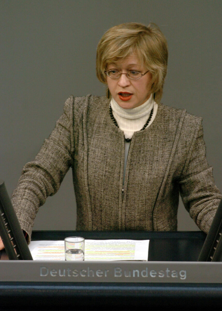 Dr. Barbara Höll, MdB, DIE LINKE., Rede, Deutscher Bundestag, 8. Sitzung, TOP 5, Thema: Steuerstundungsmodelle/Eigenheimzulage, Redner 4; Rednerpult. Höll, Barbara Dr. Barbara Höll, MdB, DIE LINKE., Rede, Deutscher Bundestag, 8. Sitzung, TOP 5, Thema: Steuerstundungsmodelle/Eigenheimzulage, Redner 4; Rednerpult.