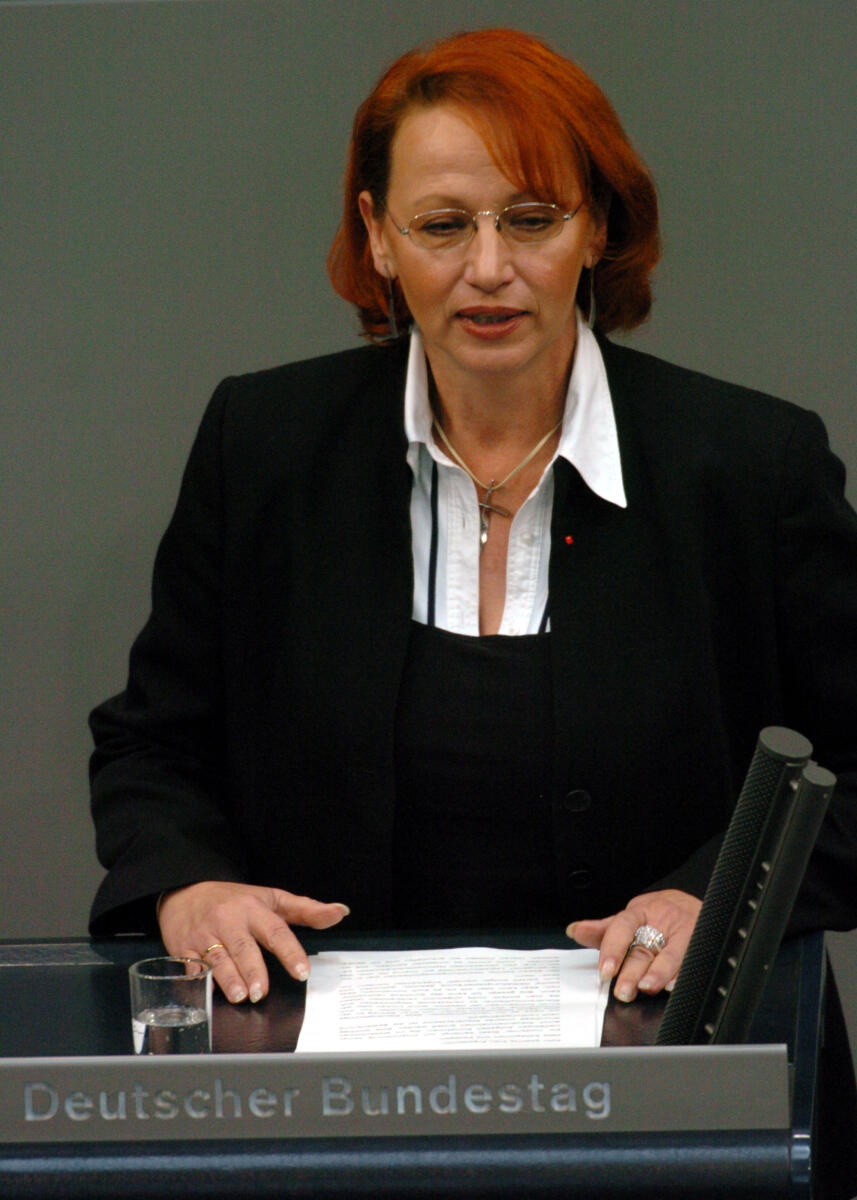 Gabriele Frechen, MdB, SPD, Rede, Deutscher Bundestag, 8. Sitzung, TOP 5, Thema: Steuerstundungsmodelle/Eigenheimzulage, Redner 12; Rednerpult. Frechen, Gabriele Gabriele Frechen, MdB, SPD, Rede, Deutscher Bundestag, 8. Sitzung, TOP 5, Thema: Steuerstundungsmodelle/Eigenheimzulage, Redner 12; Rednerpult.