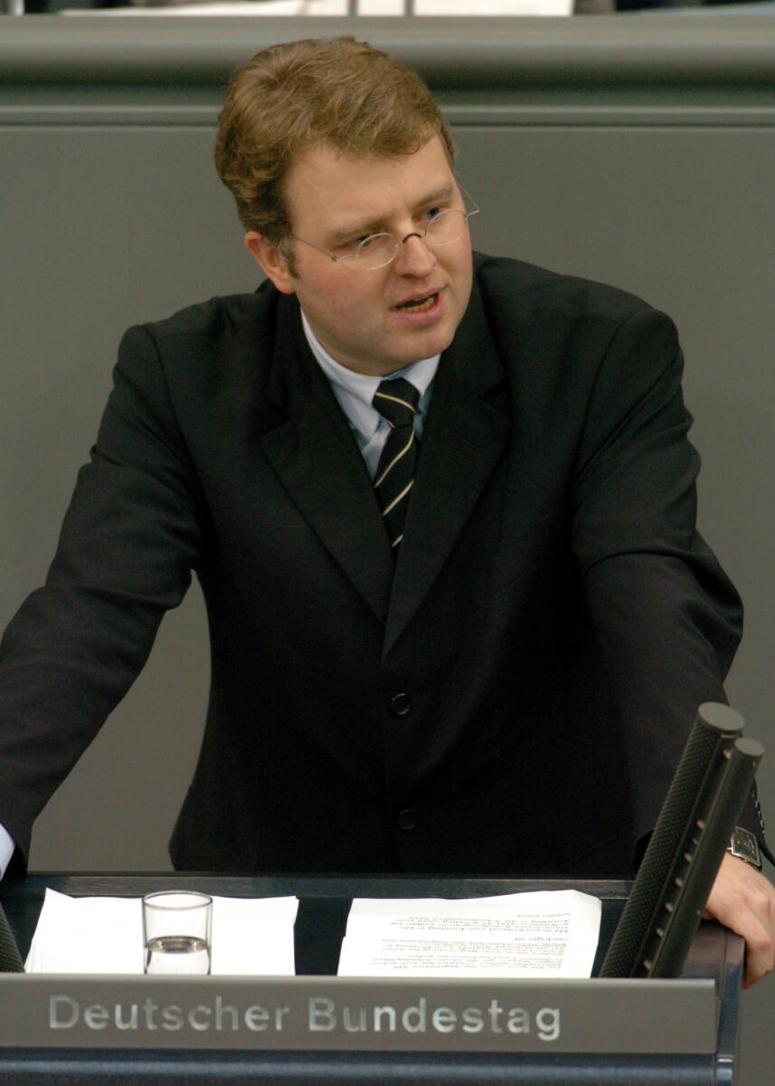Schäffler, Frank Frank Schäffler, MdB, FDP, Rede, Deutscher Bundestag, 8. Sitzung, TOP 5, Thema: Steuerstundungsmodelle/Eigenheimzulage, Redner 7; Rednerpult.
