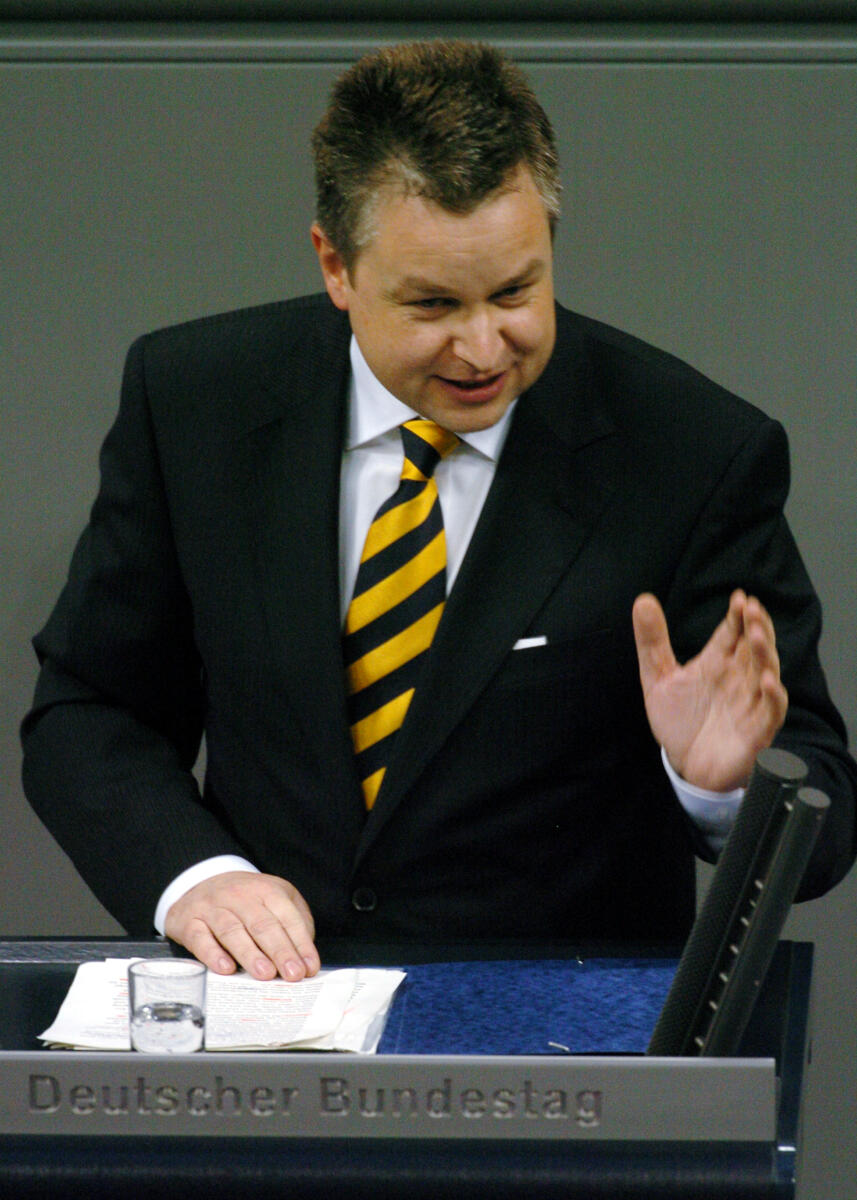 Michael Link, MdB, FDP, Rede, Deutscher Bundestag, 8. Sitzung, TOP 4, Thema: Europäischer Rat in Brüssel/Aussprache, Redner 7; Rednerpult. Link, Michael Michael Link, MdB, FDP, Rede, Deutscher Bundestag, 8. Sitzung, TOP 4, Thema: Europäischer Rat in Brüssel/Aussprache, Redner 7; Rednerpult.