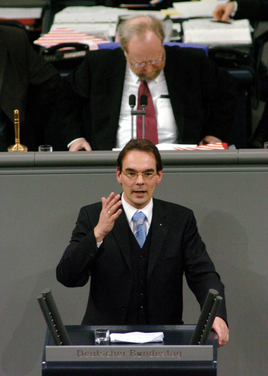 Ingbert Liebing, MdB, CDU/CSU, Rede, Deutscher Bundestag, 9. Sitzung, Akt. Std., Thema: Chemiekalienpolitik. Vorsitz: Bundestagsvizepräsident Wolfgang Thierse, SPD.; Rednerpult. Liebing, Ingbert; Thierse, Wolfgang Ingbert Liebing, MdB, CDU/CSU, Rede, Deutscher Bundestag, 9. Sitzung, Akt. Std., Thema: Chemiekalienpolitik. Vorsitz: Bundestagsvizepräsident Wolfgang Thierse, SPD.; Rednerpult.