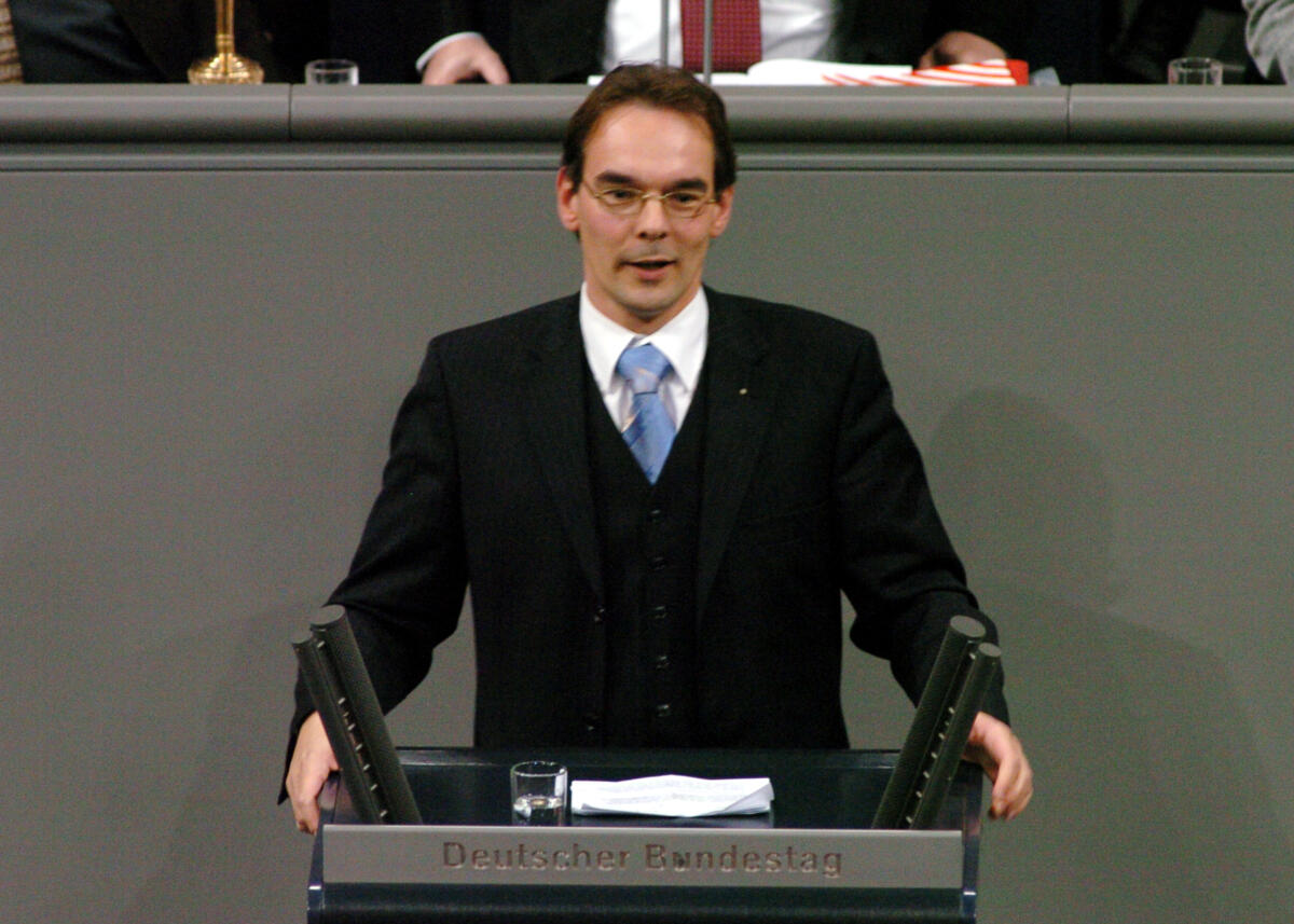 Liebing, Ingbert Ingbert Liebing, MdB, CDU/CSU, Rede, Deutscher Bundestag, 9. Sitzung, Akt. Std., Thema: Chemiekalienpolitik.; Rednerpult.