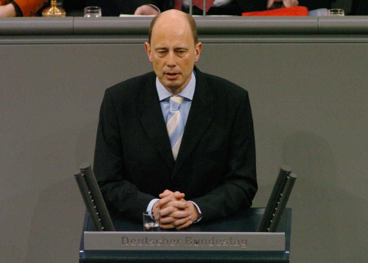 Tiefensee, Wolfgang Wolfgang Tiefensee, Bundesminister für Verkehr, Bau und Stadtentwicklung, SPD, Rede, Deutscher Bundestag, 9. Sitzung, TOP 16, Thema: Verkehrswegeplanungsbeschleunigung. 

Rednerpult.
