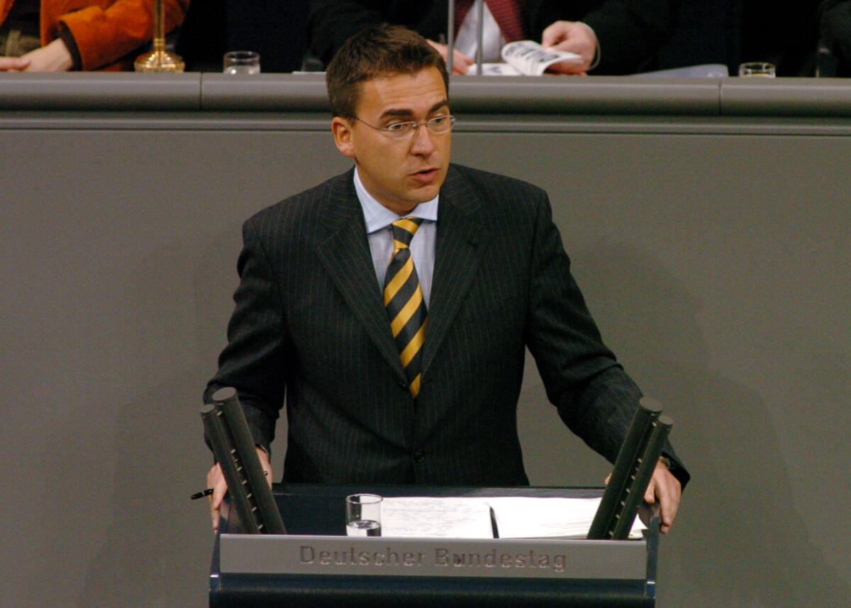 Mücke, Jan Jan Mücke, MdB, FDP, Rede, Deutscher Bundestag, 9. Sitzung, TOP 16, Thema: Verkehrswegeplanungsbeschleunigung. 

Rednerpult.