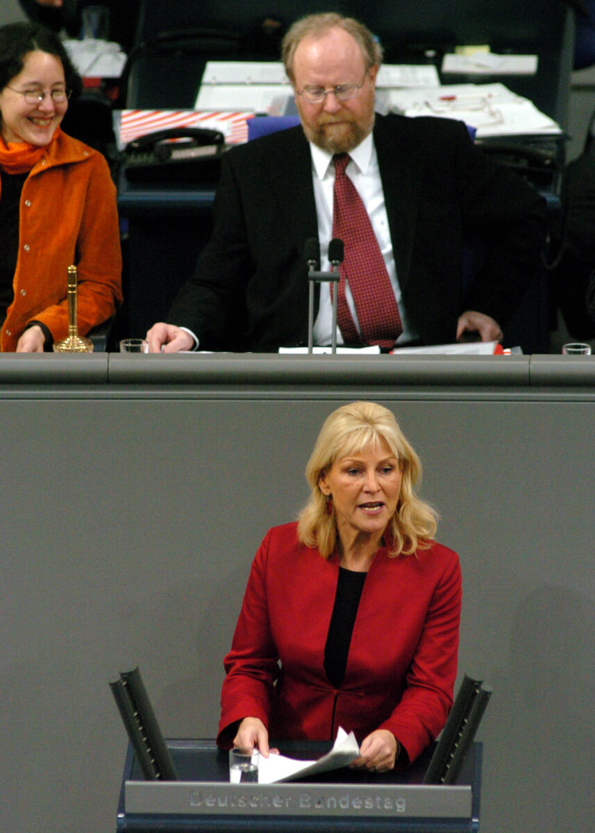 Dr. Dagmar Enkelmann, MdB, Die Linke, Rede, Deutscher Bundestag, 9. Sitzung, TOP 17, Thema: Änderung des GG und des Abgeordnetengesetzes. Vorsitz: Bundestagsvizepräsident Wolfgang Thierse, SPD.
Rednerpult. Enkelmann, Dagmar; Thierse, Wolfgang Dr. Dagmar Enkelmann, MdB, Die Linke, Rede, Deutscher Bundestag, 9. Sitzung, TOP 17, Thema: Änderung des GG und des Abgeordnetengesetzes. Vorsitz: Bundestagsvizepräsident Wolfgang Thierse, SPD.
Rednerpult.