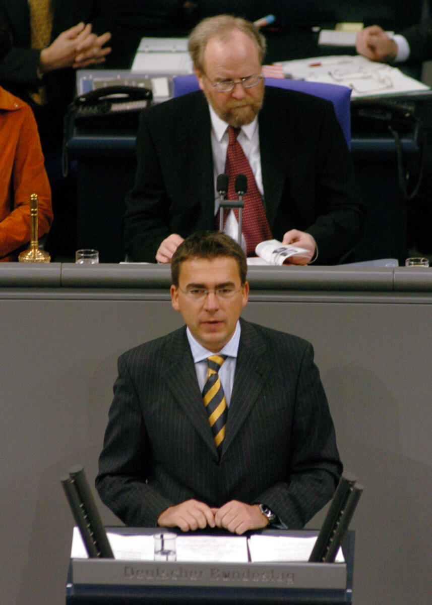 Jan Mücke, MdB, FDP, Rede, Deutscher Bundestag, 9. Sitzung, TOP 16, Thema: Verkehrswegeplanungsbeschleunigung. Vorsitz: Bundestagsvizepräsident Wolfgang Thierse, SPD.
Rednerpult. Mücke, Jan; Thierse, Wolfgang Jan Mücke, MdB, FDP, Rede, Deutscher Bundestag, 9. Sitzung, TOP 16, Thema: Verkehrswegeplanungsbeschleunigung. Vorsitz: Bundestagsvizepräsident Wolfgang Thierse, SPD.
Rednerpult.