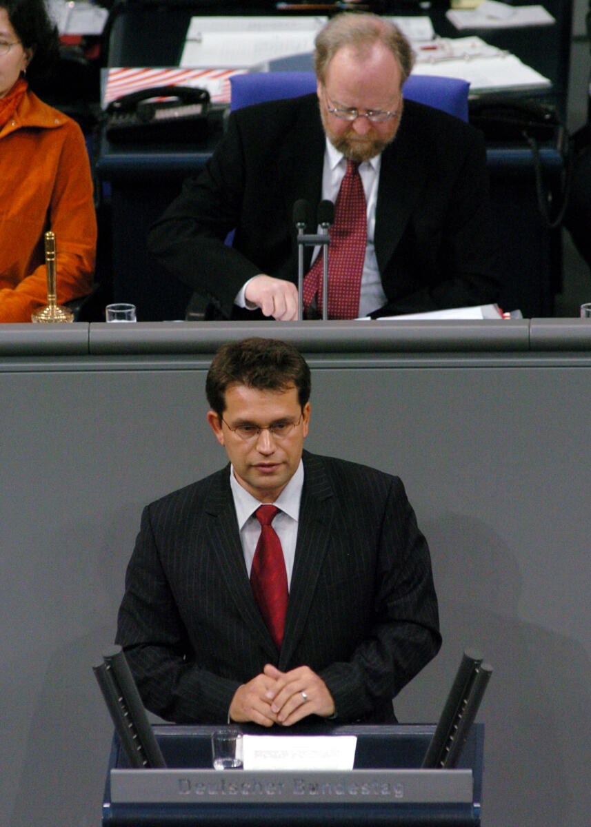 Mühlstein, Marko Marko Mühlstein, MdB, SPD, Rede, Deutscher Bundestag, 9. Sitzung, TOP 16, Thema: Verkehrswegeplanungsbeschleunigung. Vorsitz: Bundestagsvizepräsident Wolfgang Thierse, SPD.

Rednerpult.