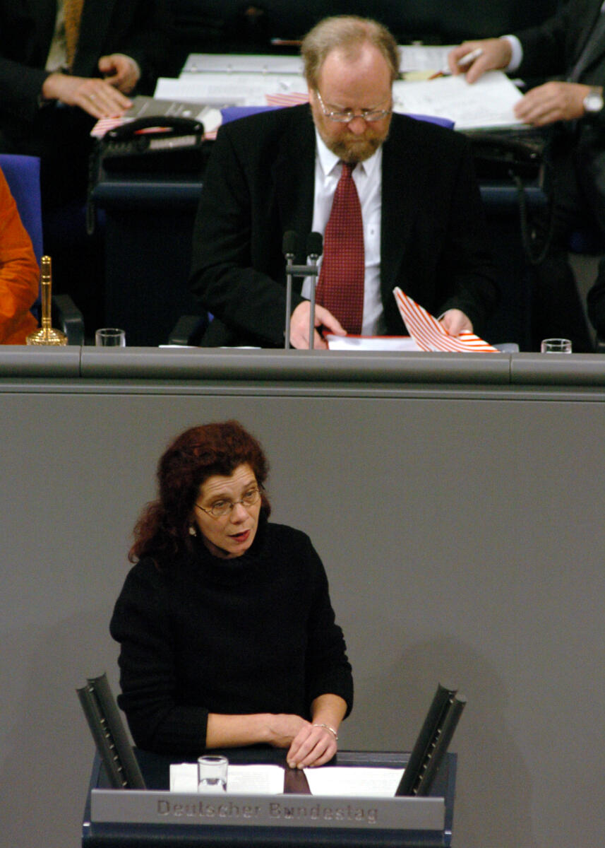 Dorothee Menzner, MdB, DIE LINKE., Rede, Deutscher Bundestag, 9. Sitzung, TOP 16, Thema: Verkehrswegeplanungsbeschleunigung. Vorsitz: Bundestagsvizepräsident Wolfgang Thierse, SPD.; Rednerpult. Menzner, Dorothee; Thierse, Wolfgang Dorothee Menzner, MdB, DIE LINKE., Rede, Deutscher Bundestag, 9. Sitzung, TOP 16, Thema: Verkehrswegeplanungsbeschleunigung. Vorsitz: Bundestagsvizepräsident Wolfgang Thierse, SPD.; Rednerpult.