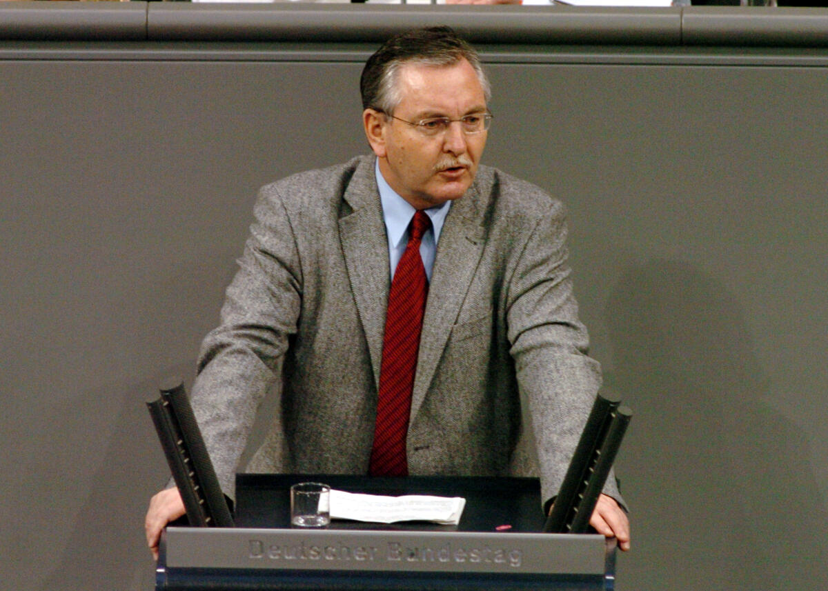 Hacker, Hans-Joachim Hans-Joachim Hacker, MdB, SPD, Rede, Deutscher Bundestag, 9. Sitzung, TOP 16, Thema: Verkehrswegeplanungsbeschleunigung. 

Rednerpult.