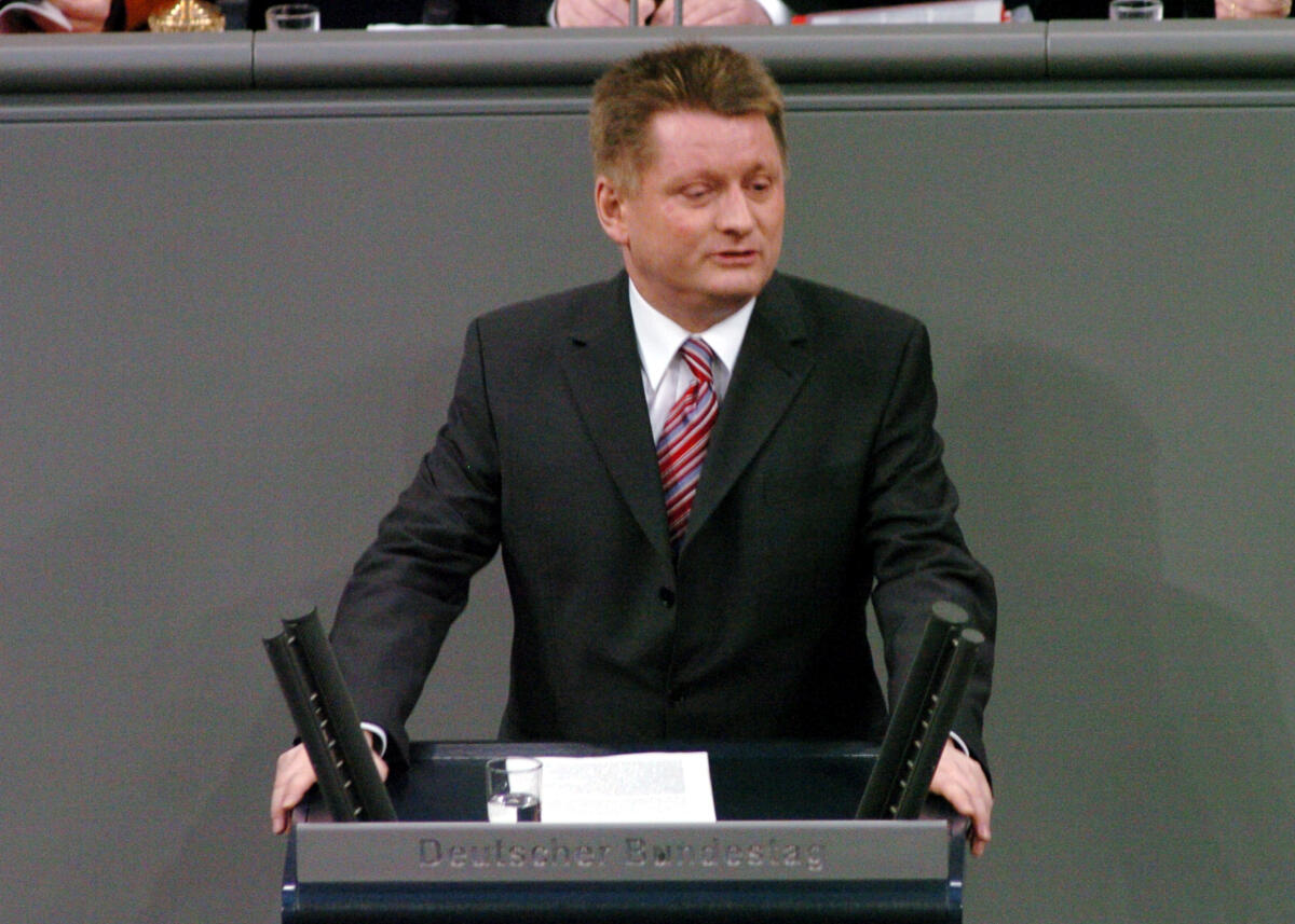 Gröhe, Hermann Hermann Gröhe, MdB, CDU/CSU, Rede, Deutscher Bundestag, 9. Sitzung, TOP 17, Thema: Änderung des GG und des Abgeordnetengesetzes.

Rednerpult.