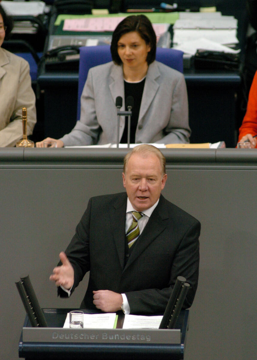 Michelbach, Hans; Göring-Eckardt, Katrin Hans Michelbach, MdB, CDU/CSU, Rede, Deutscher Bundestag, 8. Sitzung, TOP 5, Thema: Steuerstundungsmodelle/Eigenheimzulage. Vorsitz: Bundestagsvizepräsidentin Katrin Göring-Eckardt, Bündnis 90/Die Grünen.

Rednerpult.