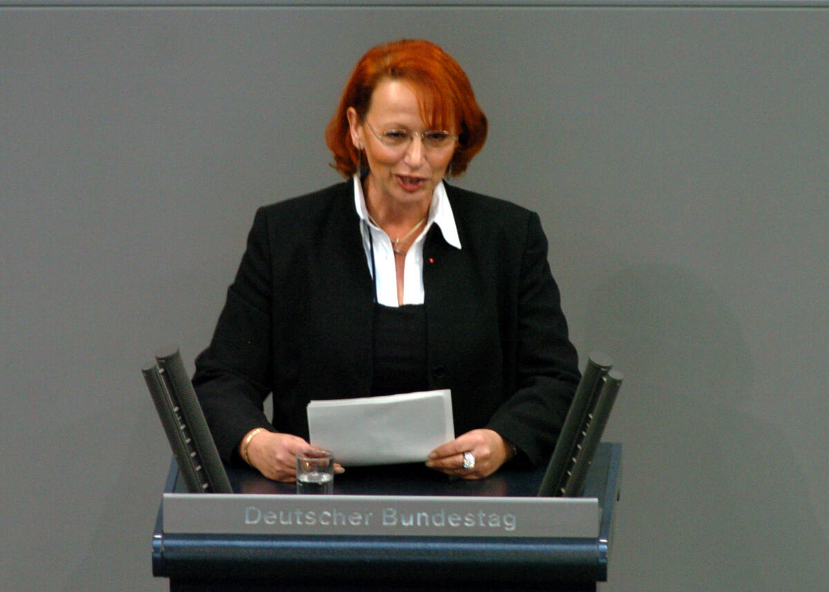 Frechen, Gabriele Gabriele Frechen, MdB, SPD, Rede, Deutscher Bundestag, 8. Sitzung, TOP 5, Thema: Steuerstundungsmodelle/Eigenheimzulage.

Rednerpult.