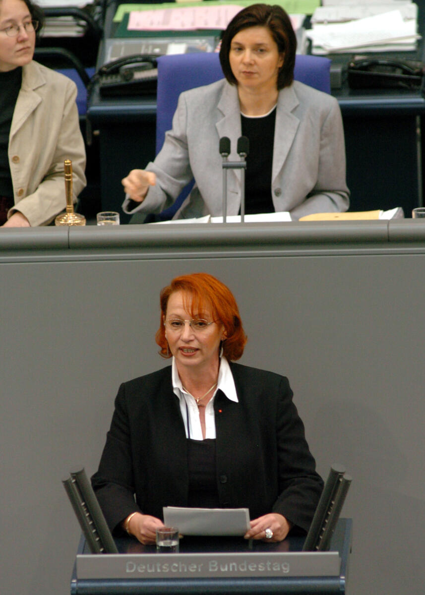 Frechen, Gabriele; Göring-Eckardt, Katrin Gabriele Frechen, MdB, SPD, Rede, Deutscher Bundestag, 8. Sitzung, TOP 5, Thema: Steuerstundungsmodelle/Eigenheimzulage. Vorsitz: Bundestagsvizepräsidentin Katrin Göring-Eckardt, Bündnis 90/Die Grünen.

Rednerpult.