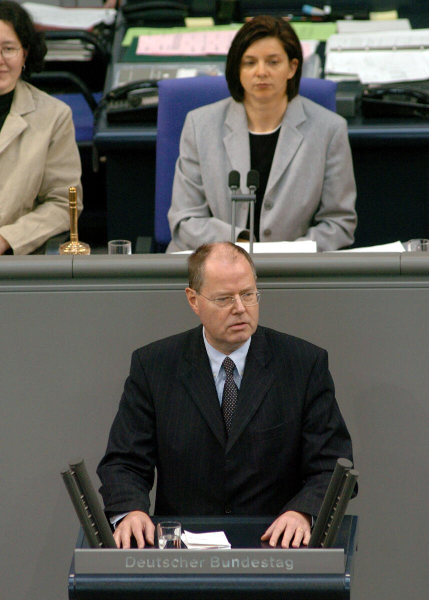 Steinbrück, Peer; Göring-Eckardt, Katrin Peer Steinbrück, Bundesminister der Finanzen, SPD, Rede, Deutscher Bundestag, 8. Sitzung, TOP 5, Thema: Steuerstundungsmodelle/Eigenheimzulage. Vorsitz: Bundestagsvizepräsidentin Katrin Göring-Eckardt, Bündnis 90/Die Grünen.

Rednerpult.