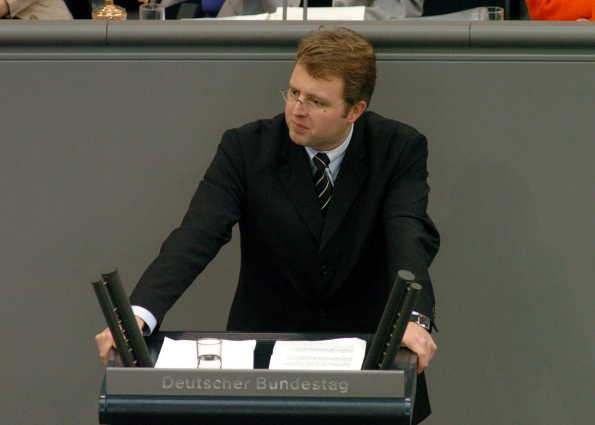Schäffler, Frank Frank Schäffler, MdB, FDP, Rede, Deutscher Bundestag, 8. Sitzung, TOP 5, Thema: Steuerstundungsmodelle/Eigenheimzulage.

Rednerpult.