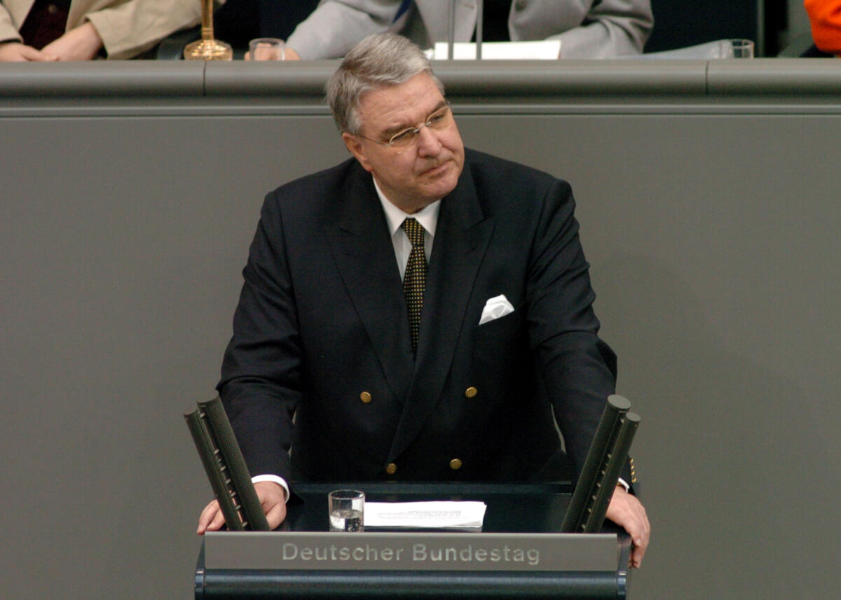 Dautzenberg, Leo Leo Dautzenberg, MdB, CDU/CSU, Rede, Deutscher Bundestag, 8. Sitzung, TOP 5, Thema: Steuerstundungsmodelle/Eigenheimzulage.

Rednerpult.