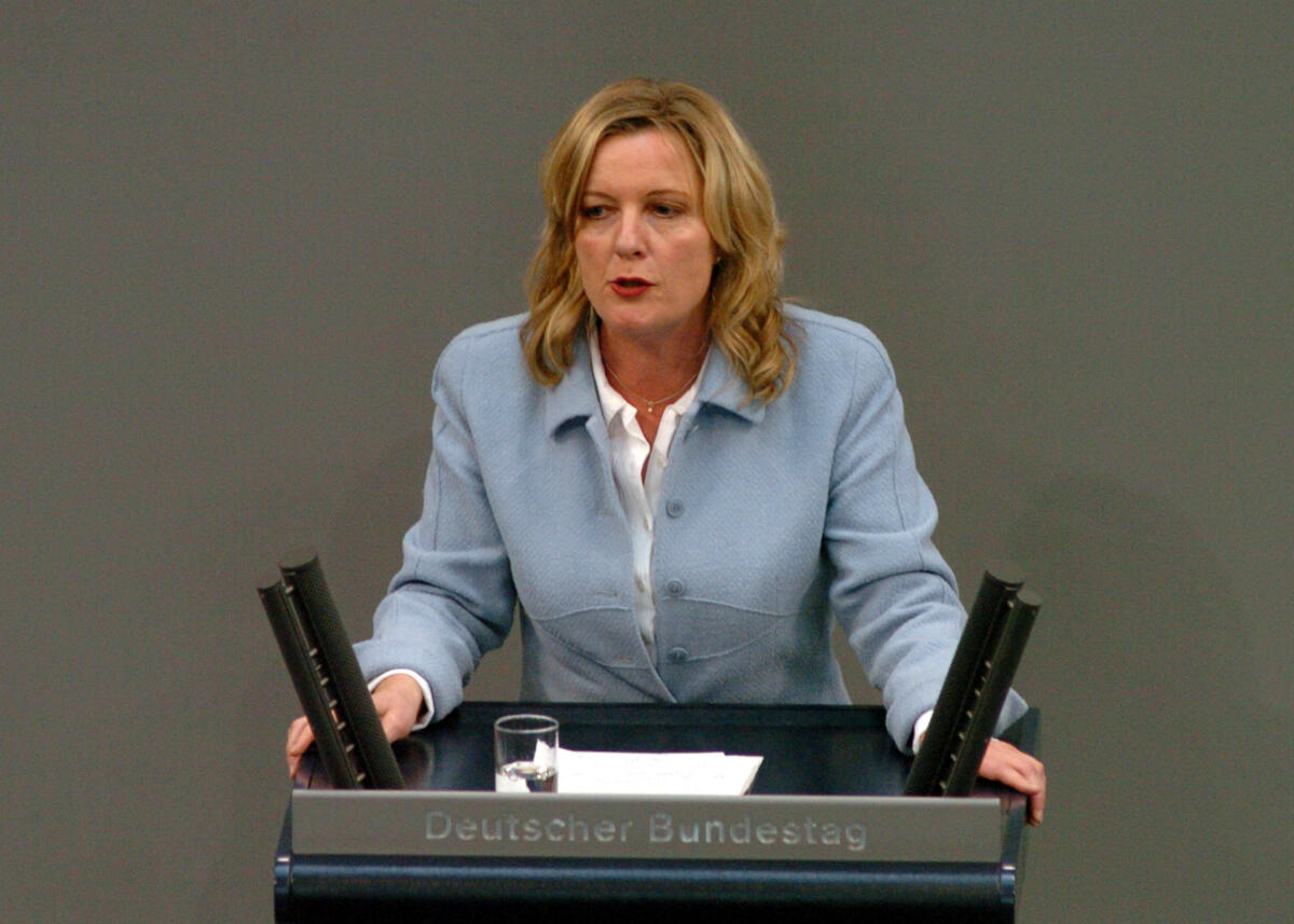 Scheel, Christine Christine Scheel, MdB, Bündnis 90/Die Grünen, Rede, Deutscher Bundestag, 8. Sitzung, TOP 5, Thema: Steuerstundungsmodelle/Eigenheimzulage.

Rednerpult.
