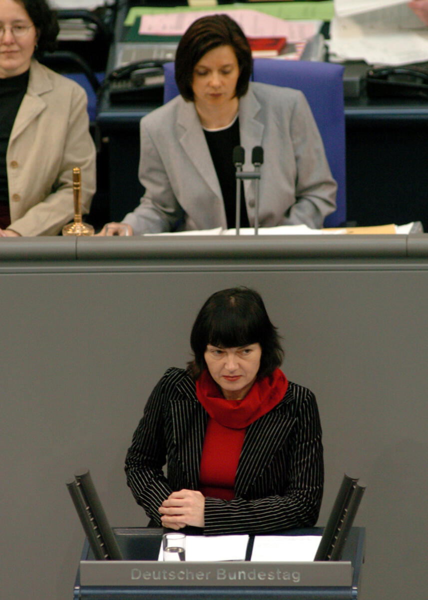 Arndt-Brauer, Ingrid; Göring-Eckardt, Katrin Ingrid Arndt-Brauer, MdB, SPD, Rede, Deutscher Bundestag, 8. Sitzung, TOP 5, Thema: Steuerstundungsmodelle/Eigenheimzulage. Vorsitz: Bundestagsvizepräsidentin Katrin Göring-Eckardt, Bündnis 90/Die Grünen.

Rednerpult.