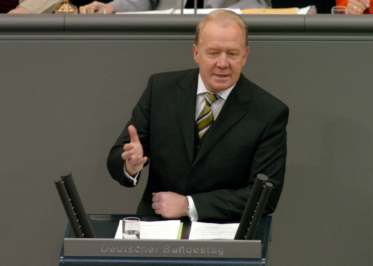 Michelbach, Hans Hans Michelbach, MdB, CDU/CSU, Rede, Deutscher Bundestag, 8. Sitzung, TOP 5, Thema: Steuerstundungsmodelle/Eigenheimzulage.

Rednerpult.
