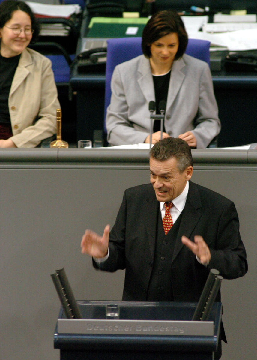 Otto Bernhardt, MdB, CDU/CSU, Rede, Deutscher Bundestag, 8. Sitzung, TOP 5, Thema: Steuerstundungsmodelle/Eigenheimzulage. Vorsitz: Bundestagsvizepräsidentin Katrin Göring-Eckardt, Bündnis 90/Die Grünen.
Rednerpult. Bernhardt, Otto; Göring-Eckardt, Katrin Otto Bernhardt, MdB, CDU/CSU, Rede, Deutscher Bundestag, 8. Sitzung, TOP 5, Thema: Steuerstundungsmodelle/Eigenheimzulage. Vorsitz: Bundestagsvizepräsidentin Katrin Göring-Eckardt, Bündnis 90/Die Grünen.
Rednerpult.