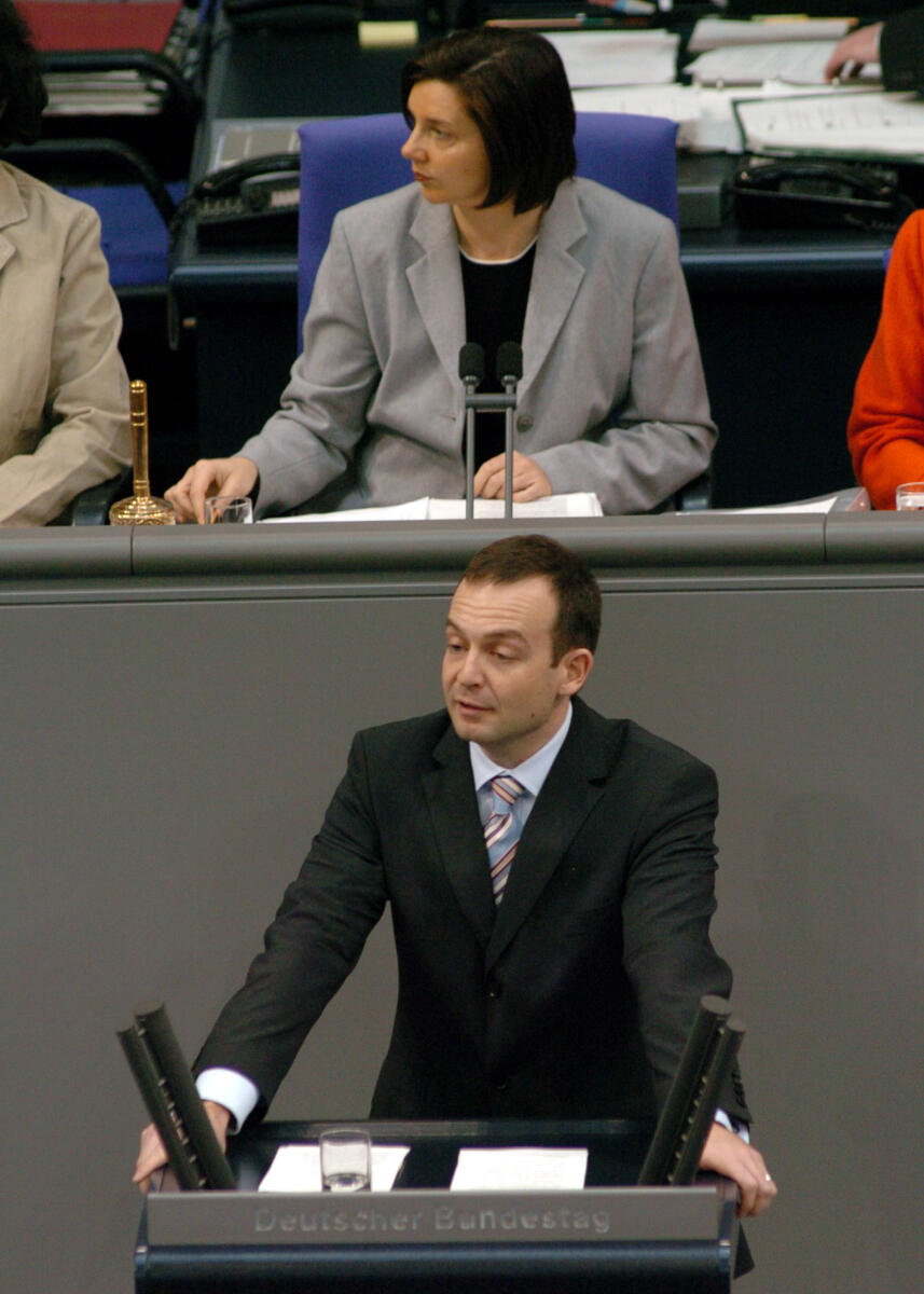 Dr. Volker Wissing, MdB, FDP, Rede, Deutscher Bundestag, 8. Sitzung, TOP 5, Thema: Steuerstundungsmodelle/Eigenheimzulage. Vorsitz: Bundestasvizepräsidentin Katrin Göring-Eckardt, Bündnis 90/Die Grünen.
Rednerpult. Wissing, Volker; Göring-Eckardt, Katrin Dr. Volker Wissing, MdB, FDP, Rede, Deutscher Bundestag, 8. Sitzung, TOP 5, Thema: Steuerstundungsmodelle/Eigenheimzulage. Vorsitz: Bundestasvizepräsidentin Katrin Göring-Eckardt, Bündnis 90/Die Grünen.
Rednerpult.