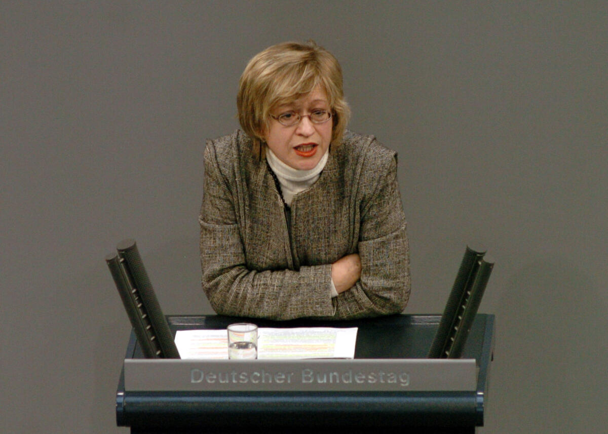 Höll, Barbara Dr. Barbara Höll, MdB, DIE LINKE., Rede, Deutscher Bundestag, 8. Sitzung, TOP 5, Thema: Steuerstundungsmodelle/Eigenheimzulage.; Rednerpult.