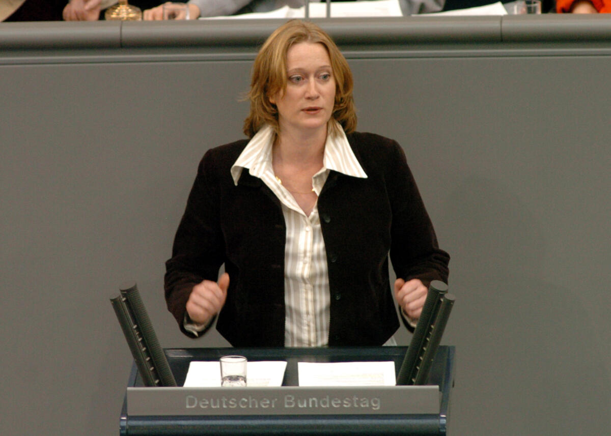 Andreae, Kerstin Kerstin Andreae, MdB, Bündnis 90/Die Grünen, Rede, Deutscher Bundestag, 8. Sitzung, TOP 5, Thema: Steuerstundungsmodelle/Eigenheimzulage

Rednerpult.