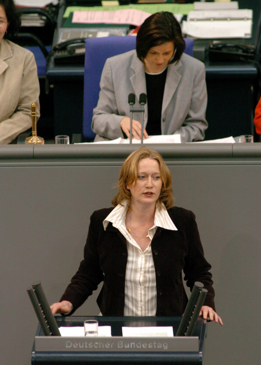 Kerstin Andreae, MdB, Bündnis 90/Die Grünen, Rede, Deutscher Bundestag, 8. Sitzung, TOP 5, Thema: Steuerstundungsmodelle/Eigenheimzulage. Vorsitz: Bundestagsvizepräsidentin Katrin Göring-Echardt, Bündnis 90/Die Grünen.
Rednerpult. Andreae, Kerstin; Göring-Eckardt, Katrin Kerstin Andreae, MdB, Bündnis 90/Die Grünen, Rede, Deutscher Bundestag, 8. Sitzung, TOP 5, Thema: Steuerstundungsmodelle/Eigenheimzulage. Vorsitz: Bundestagsvizepräsidentin Katrin Göring-Echardt, Bündnis 90/Die Grünen.
Rednerpult.
