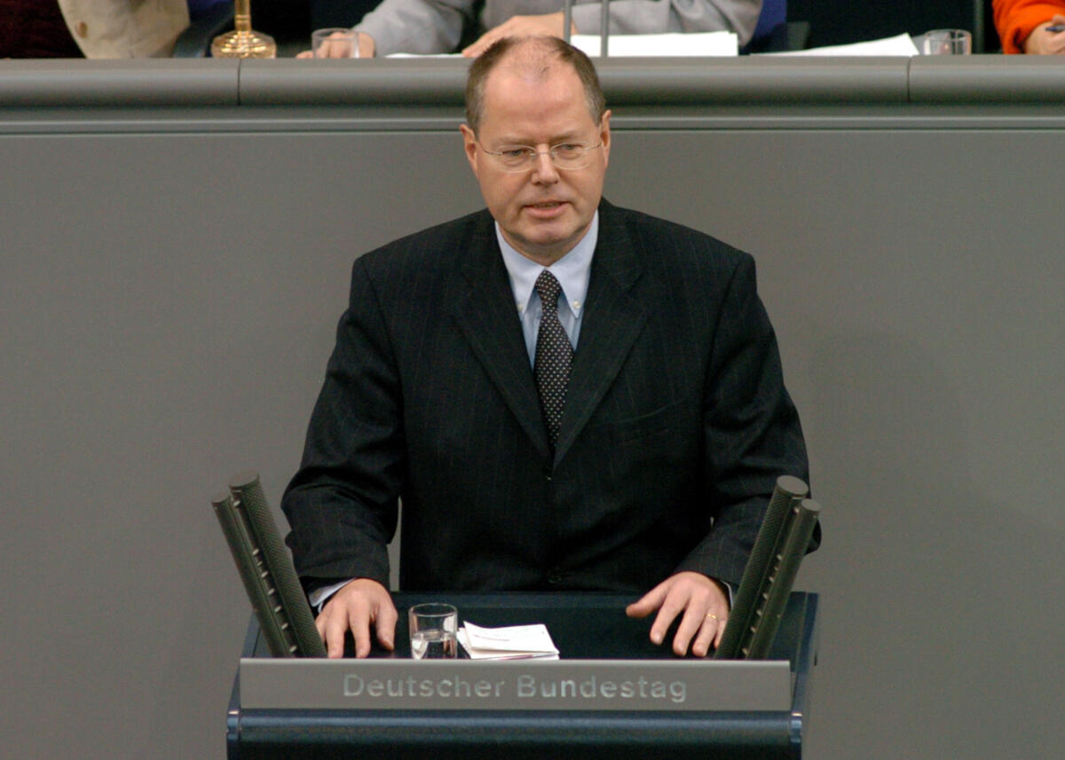 Steinbrück, Peer Peer Steinbrück, Bundesminister der Finanzen, SPD, Rede, Deutscher Bundestag, 8. Sitzung, TOP 5, Thema: Steuerstundungsmodelle/Eigenheimzulage.

Rednerpult.