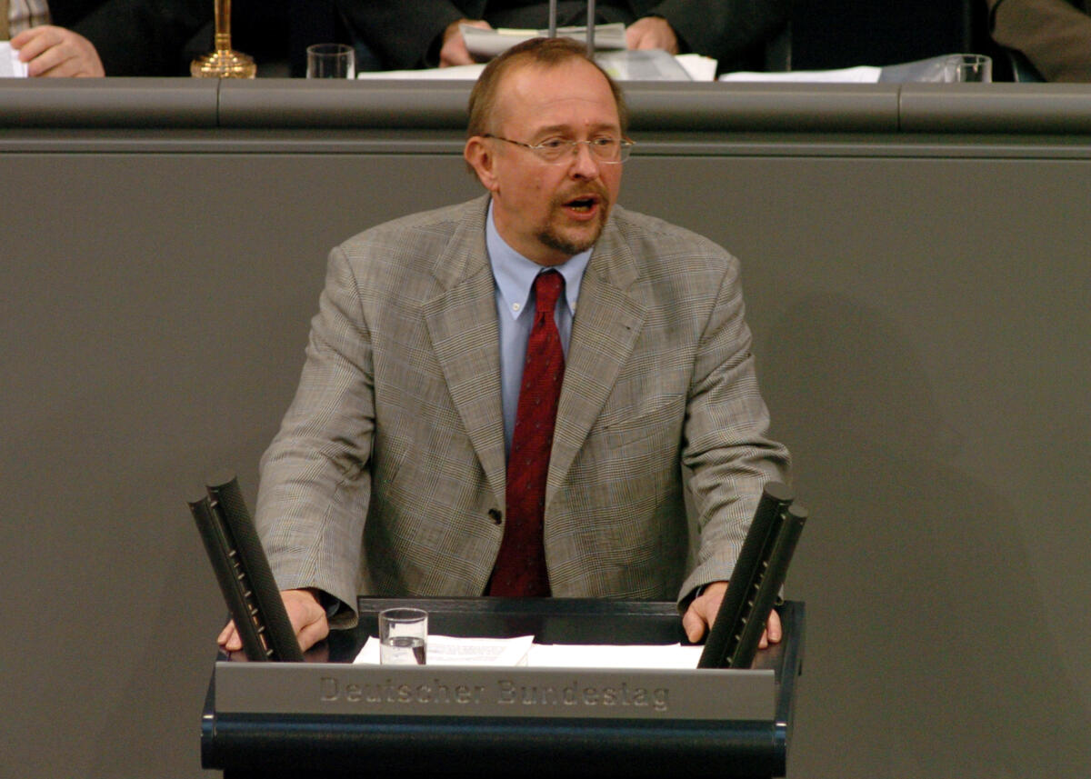 Schäfer, Axel Axel Schäfer, MdB, SPD, Rede, Deutscher Bundestag, 8. Sitzung, TOP 4, Thema: Europäischer Rat in Brüssel/Aussprache.

Rednerpult.