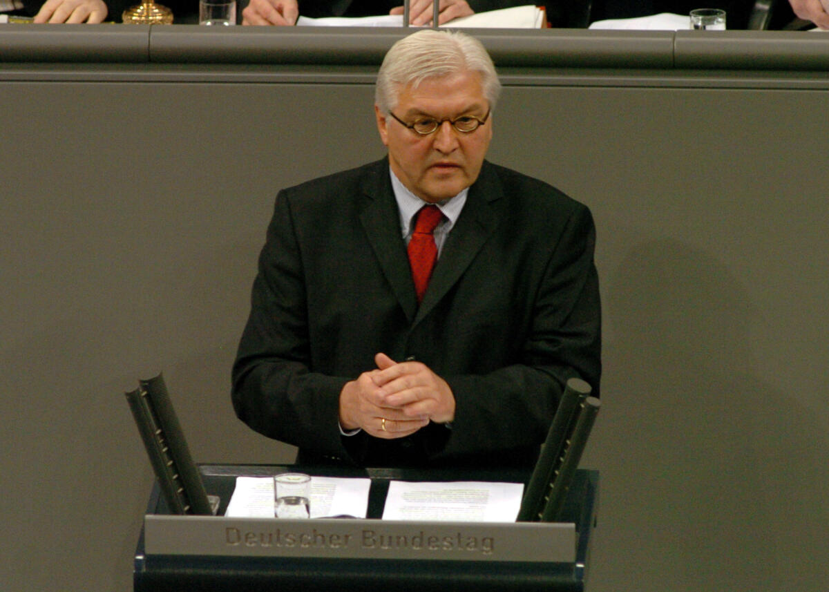 Steinmeier, Frank-Walter Dr. Frank-Walter Steinmeier, Bundesminister des Auswärtigen, SPD, Rede, Reg. Erklärung, Deutscher Bundestag, 8. Sitzung, TOP 4, Thema: Europäischer Rat in Brüssel/Aussprache.

Rednerpult.