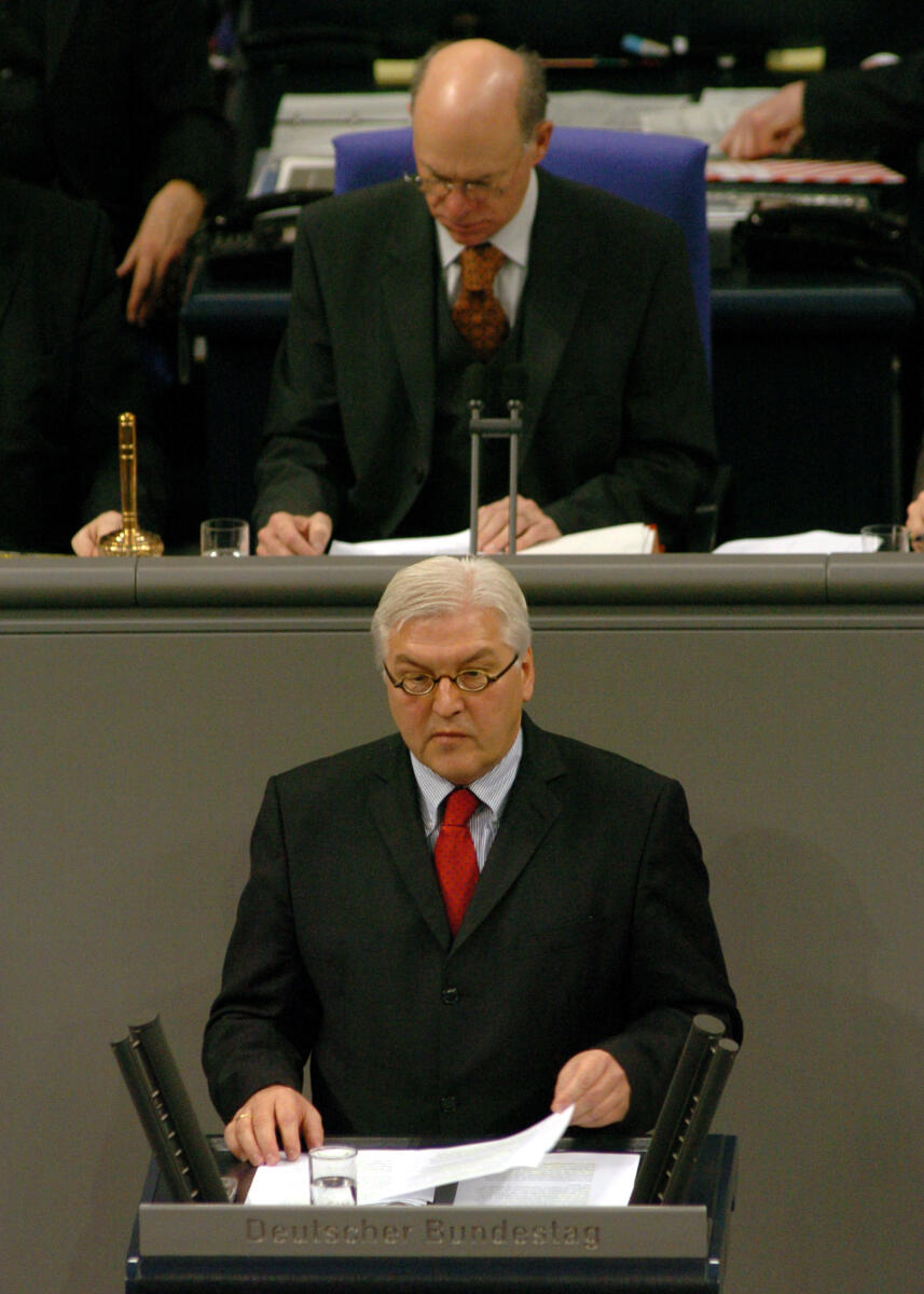 Steinmeier, Frank-Walter; Lammert, Norbert Dr. Frank-Walter Steinmeier, Bundesminister des Auswärtigen, SPD, Rede, Reg. Erklärung, Deutscher Bundestag, 8. Sitzung, TOP 4, Thema: Europäischer Rat in Brüssel/Aussprache. Vorsitz: Bundestagspräsident Dr. Norbert Lammert, CDU/CSU.

Rednerpult.