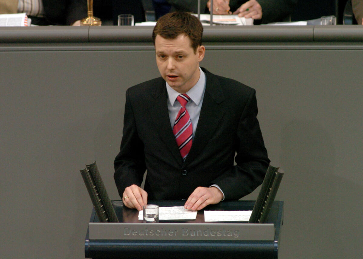 Silberhorn, Thomas Thomas Silberhorn, MdB, CDU/CSU, Rede, Deutscher Bundestag, 8. Sitzung, TOP 4, Thema: Europäischer Rat in Brüssel/Aussprache.

Rednerpult.